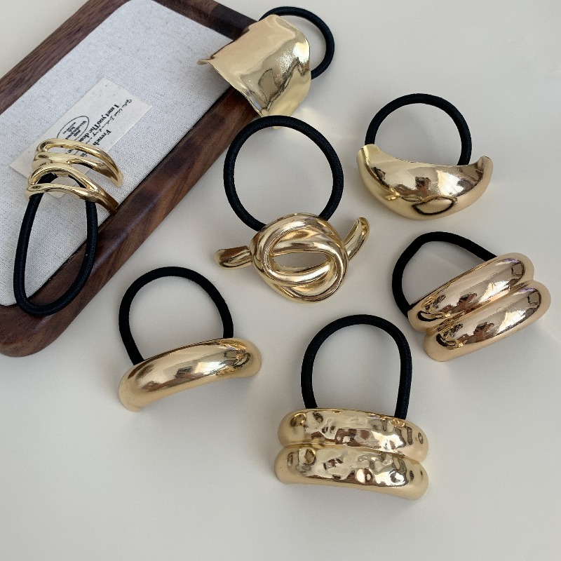 Wrap Ring Gold - メタリックな幾何学模様のヘアゴム シンプルでシックなデザイン ポニーテールホルダー 女性用 ゴムバンド ゴールドカラー