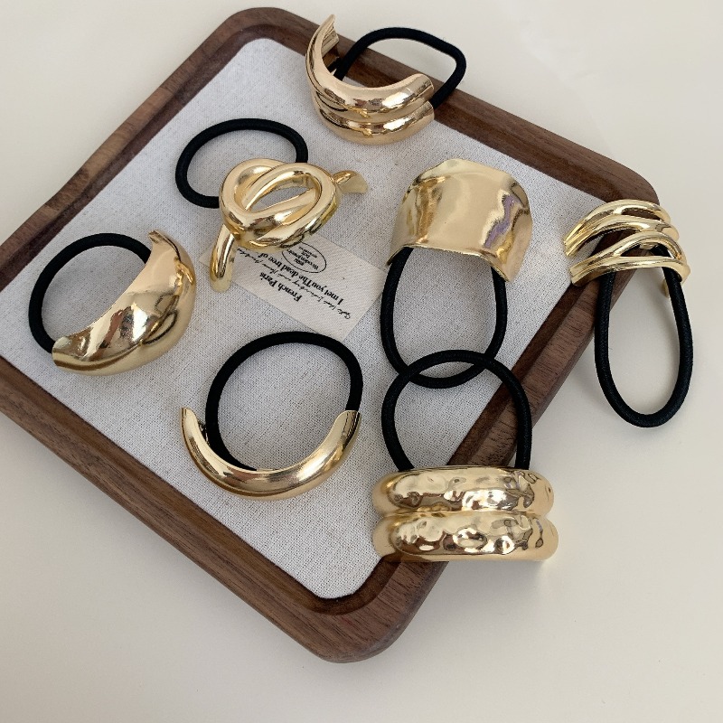 メタリックな幾何学模様のヘアゴム シンプルでシックなデザイン - Wrap Ring Gold のレビューと価格